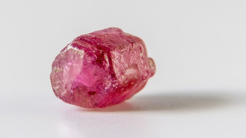 Ruw robijnkristal in roze-rood
