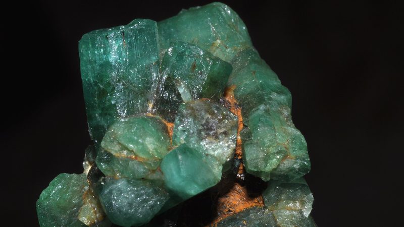Groene smaragdkristallen in moedergesteente