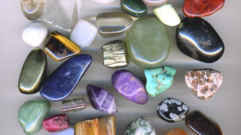 Verzameling gepolijste trommelstenen in allerlei kleuren